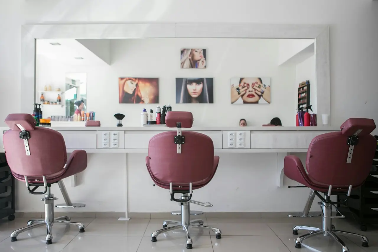 Friseursalon mit Stühlen und Spiegeln – Symbolbild für Betriebe in Gelsenkirchen