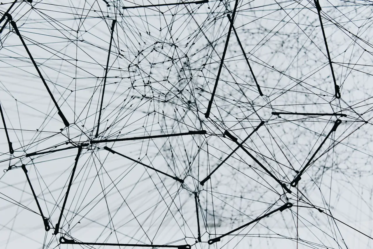 Abstraktes Netz aus Linien – Symbolbild für digitale Sichtbarkeit in Essen